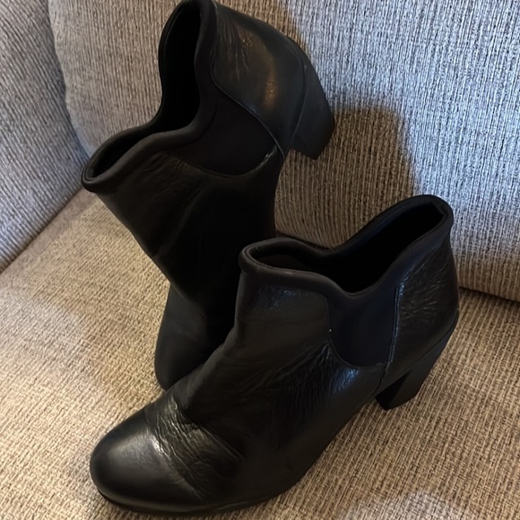 Clarks soft leather ankle boots - Picture 2 of 2